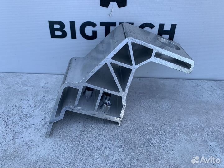 Кронштейн радиатора правый Mercedes A2055014220