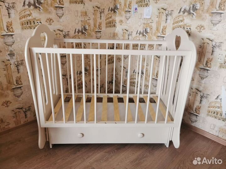 Детская кроватка с маятником и ящиком