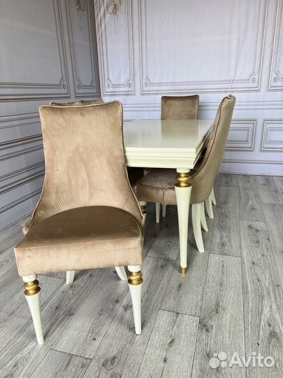 Стол и стулья