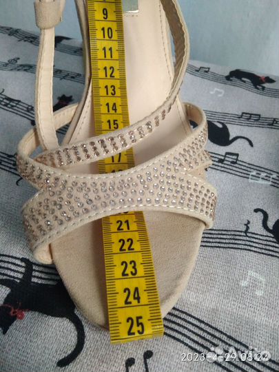 Босоножки бежевого цвета р.36-37