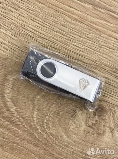 USB накопитель (флешка) на 8Gb