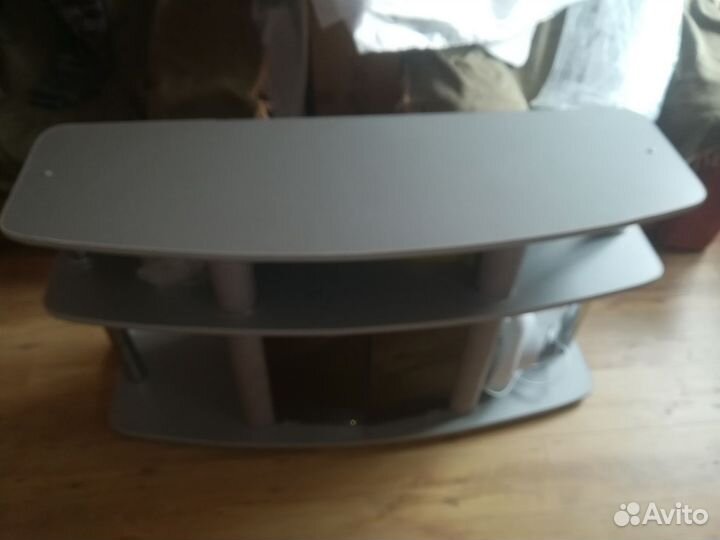 Тумба под телевизор со стеклянными дверцами