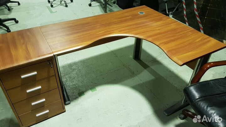 Офисный стол