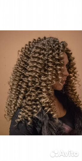 Модель на афрокудри