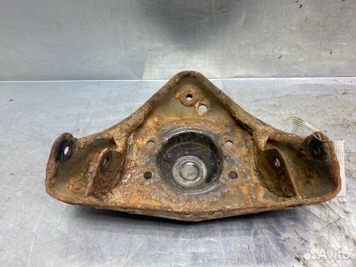 Кронштейн амортизатора Volkswagen Passat B5