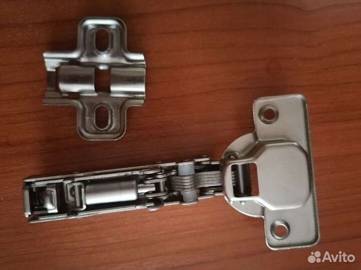 Петля мебельная с доводчиком