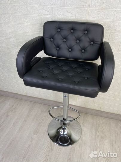 Стул с подлокотниками на барной ножке