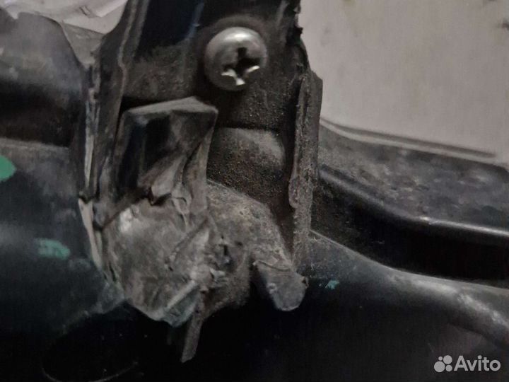 Передняя левая противотуманная фара митсубиси L200