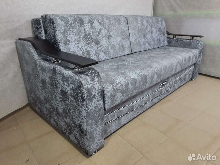 Диван на металлокаркасе