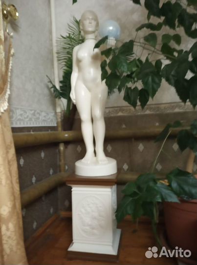 Статуя девушки со светящимся шаром