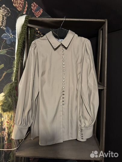 Нарядная блузка бежевого цвета