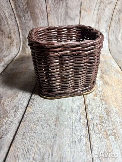 Короб на фанерном дне из бумажной лозы