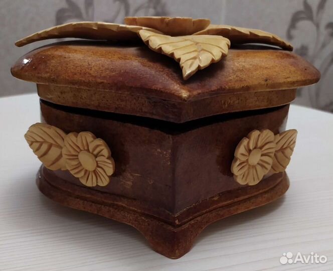 Деревянная шкатулка