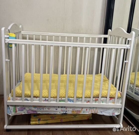 Детская кроватка с маятником