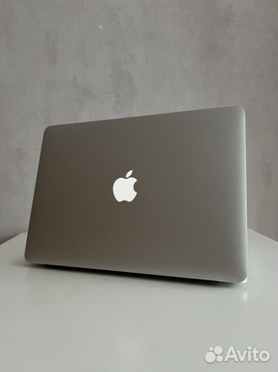 Красивый ноутбук Apple MacBook 13