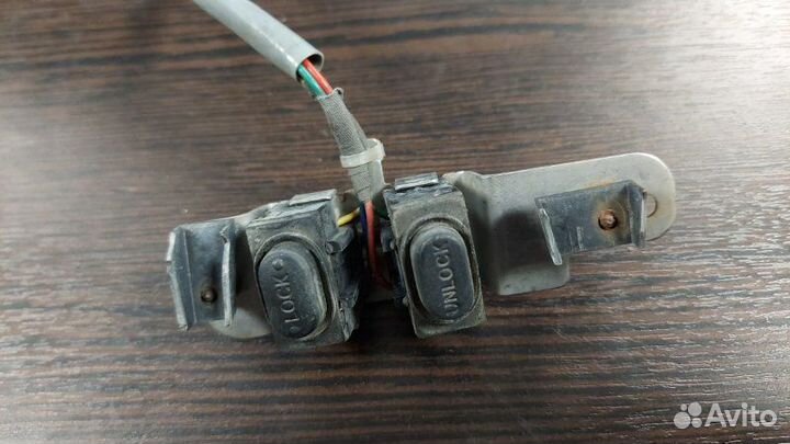 Кнопка закрывания багажника Toyota Land Cruiser