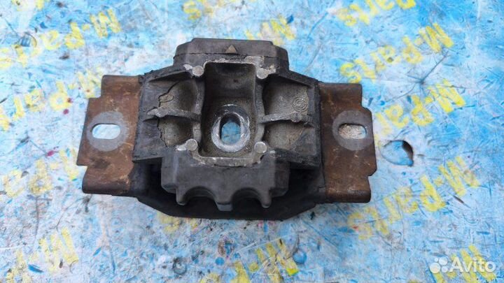 Подушка кпп Mazda Demio DY3W