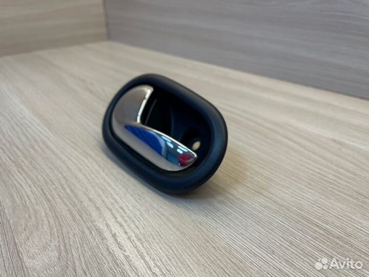 Внутренняя ручка двери левая Renault Logan