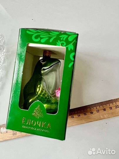 Елочная игрушка лягушка на кувшинке