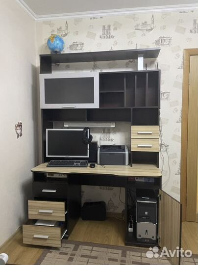 Стильный письменный стол с надстройкой