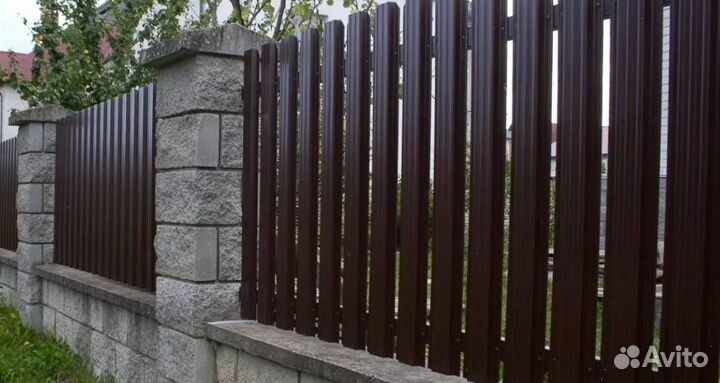 Забор из евроштакетника с металлическими столбами