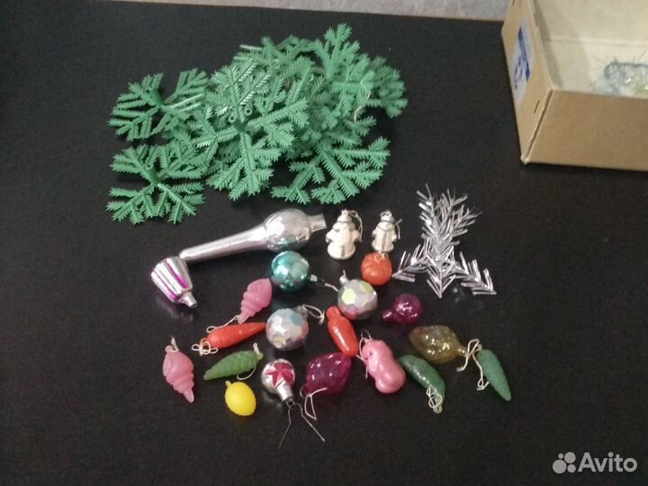 Елка малютка и игрушки