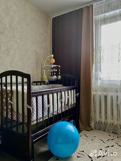 Детская кроватка с маятником