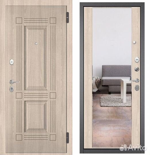 Входная дверь в квартиру с зеркалом