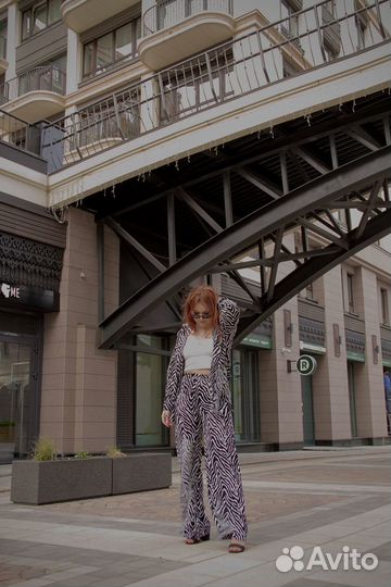 Костюм женский атласный шелковый 44