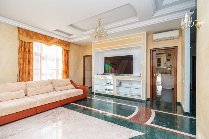 Коттедж 399,6 м² на участке 12,2 сот.