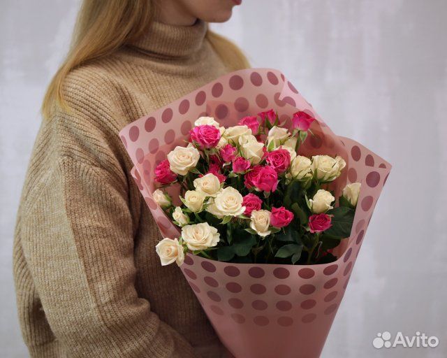 Букет из 9 высоких кустовых роз микс белых и малин