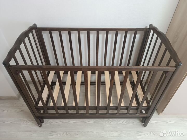 Детская кроватка с маятником