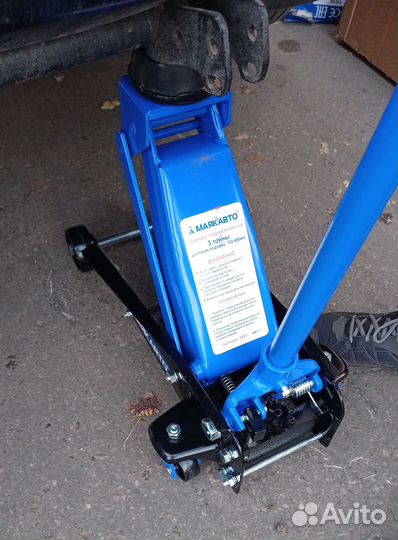 Домкрат подкатной 3 тонны 150-510 мм