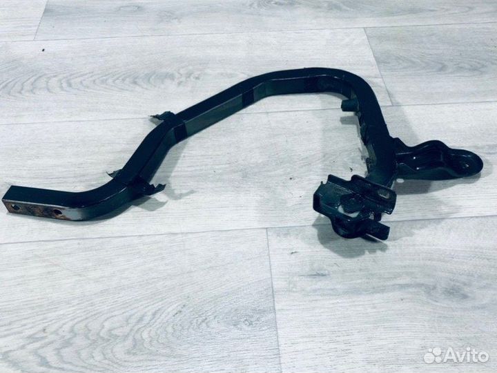 Петля крышки багажника правая Renault Logan седан