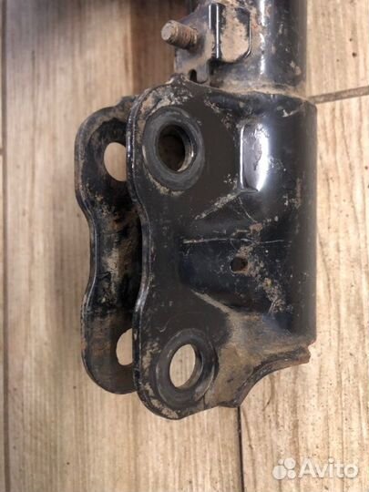 Амортизатор подвески передний левый Mitsubishi