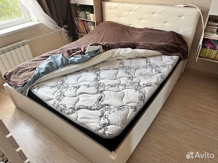 Кровать с подъемным механизмом и матрасом