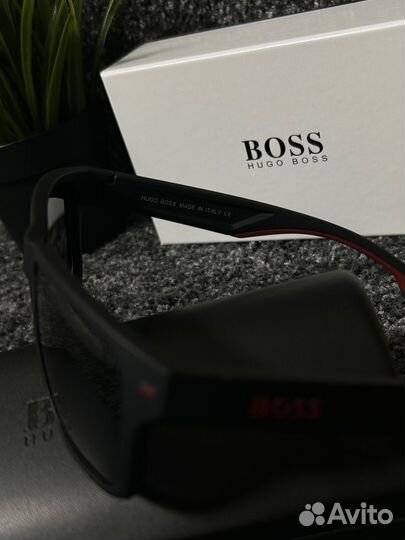 Солнцезащитные очки Hugo Boss