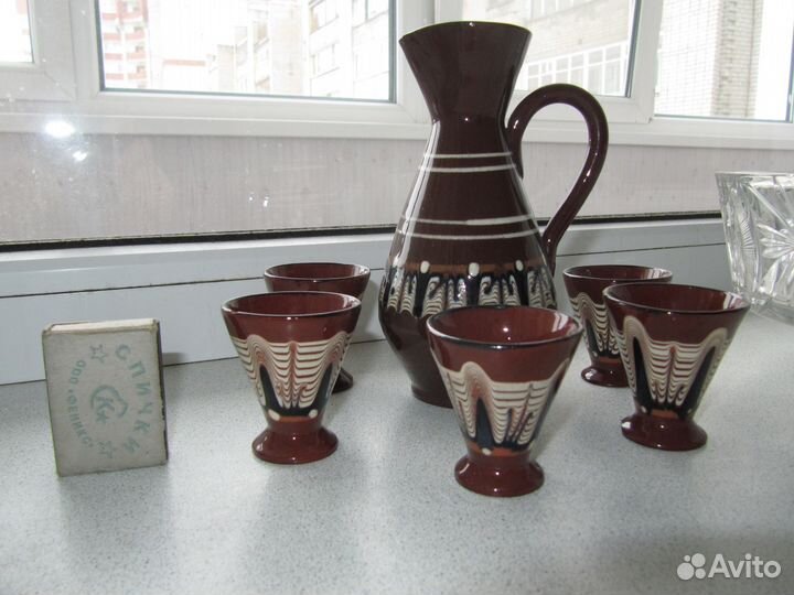 Глиняный кувшин с рюмками