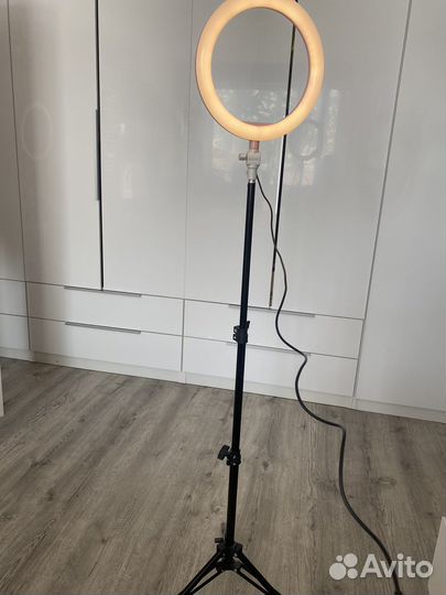 Кольцевпя лампа на штативе