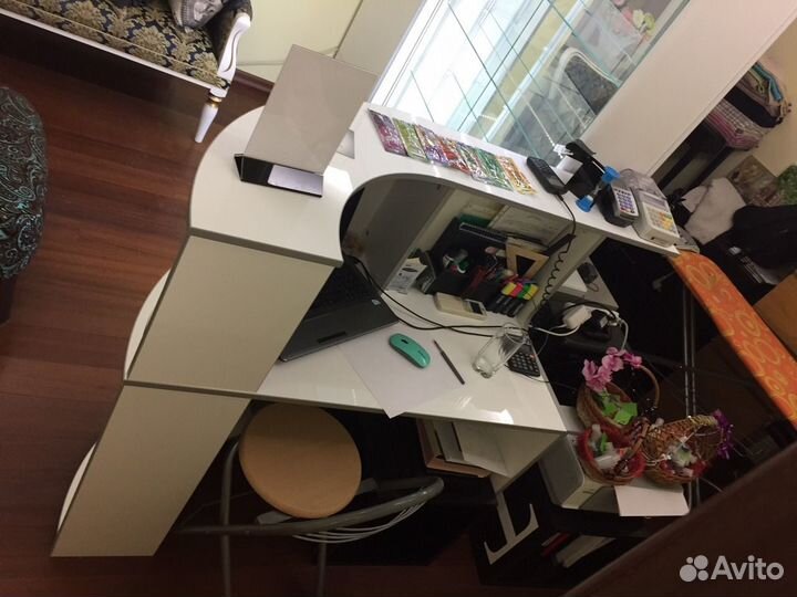 Ресепшен глянец с подсветкой. Витрина. Шкаф