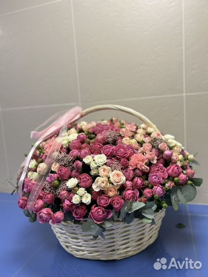 Кустовые пионовидные розы в корзине