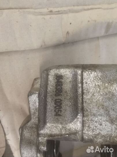 Левый суппорт Паджеро