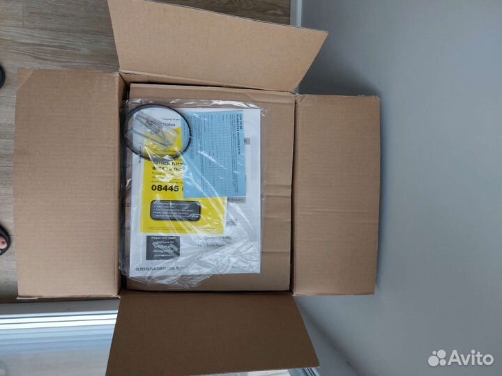 Пылесос циклонный вертикальный серебристо-красный