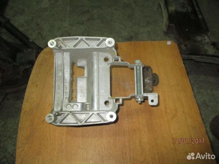 Опорный кронштейн рулевой колонки VW Passat (B6)