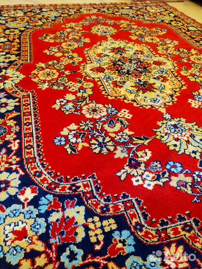 Красивый ковер шерстяной