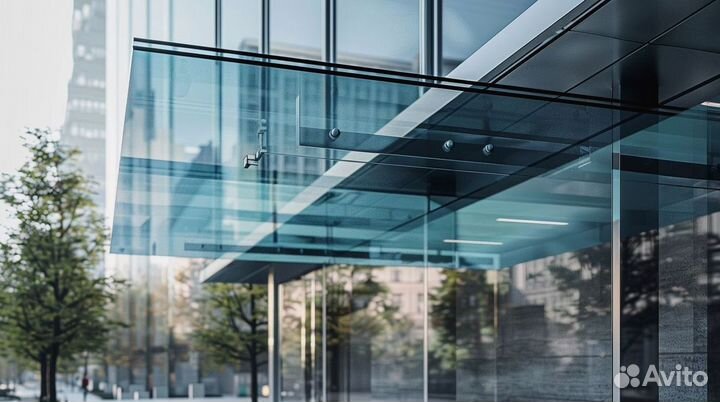 Стеклянный навес над входной группой