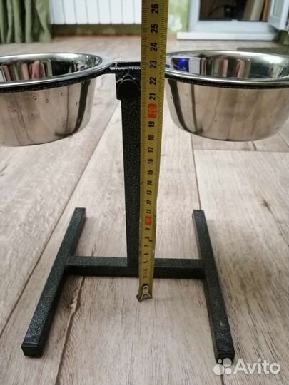 Стойка с мисками для кормления собак