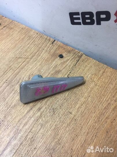 Повторитель на крыло правый Renault Sandero