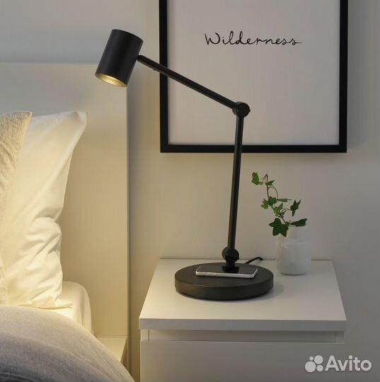 Настольная лампа IKEA nymane с беспроводной зарядк