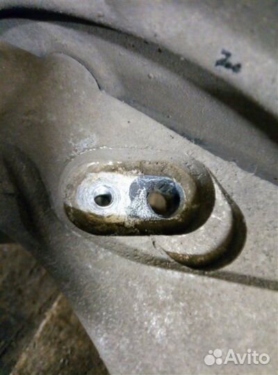 Кулак (цапфа) передний левый Volkswagen Passat B7